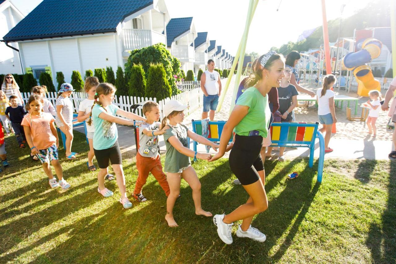 Collins Holiday Ustronie Morskie Exteriör bild